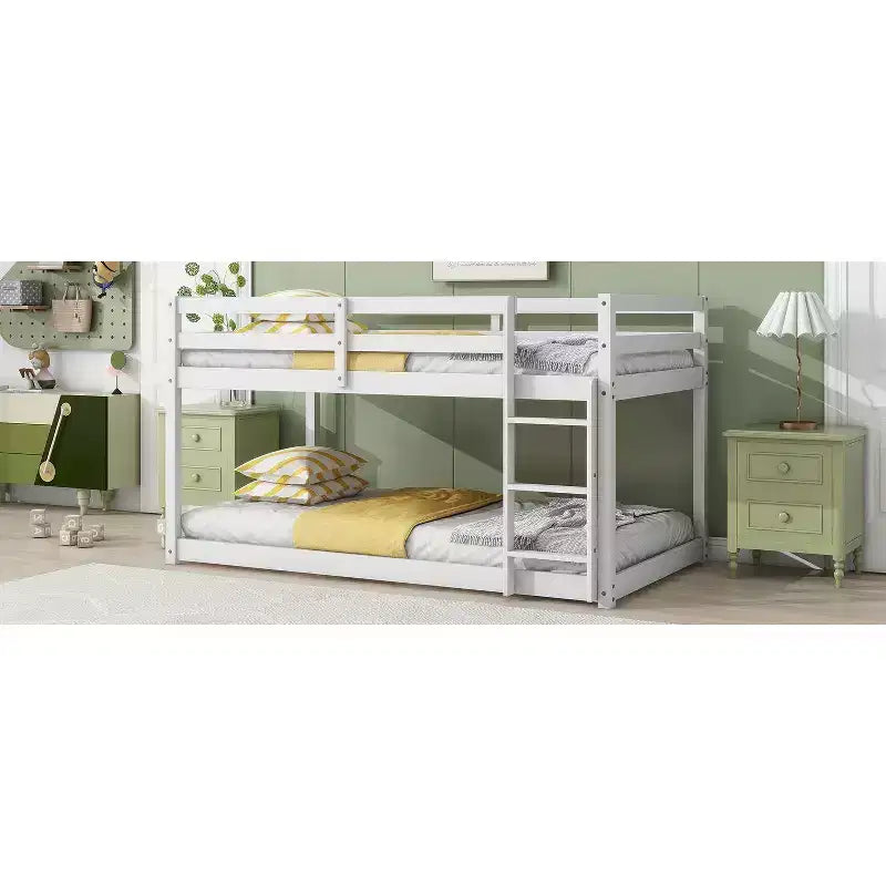 Letto a soppalco singolo Okak Rubber Wood, letto a castello a basso profilo con scaletta larga e doghe rinforzate, letto a soppalco multifunzionale per bambini e ragazzi