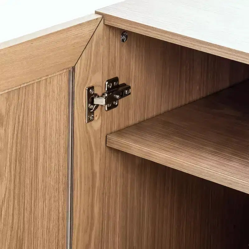 Questo armadio con ante in vetro è elegante e raffinato, con un ampio spazio di archiviazione. È pratico e bello.