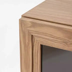 Questo armadio con ante in vetro è elegante e raffinato, con un ampio spazio di archiviazione. È pratico e bello.