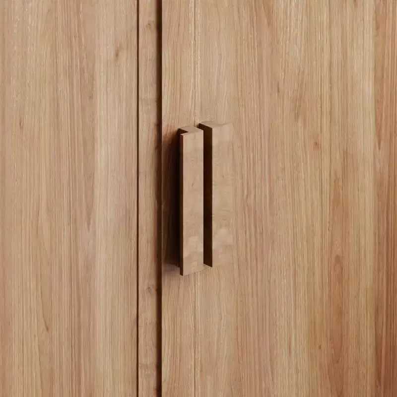 Questo armadio con ante in vetro è elegante e raffinato, con un ampio spazio di archiviazione. È pratico e bello.