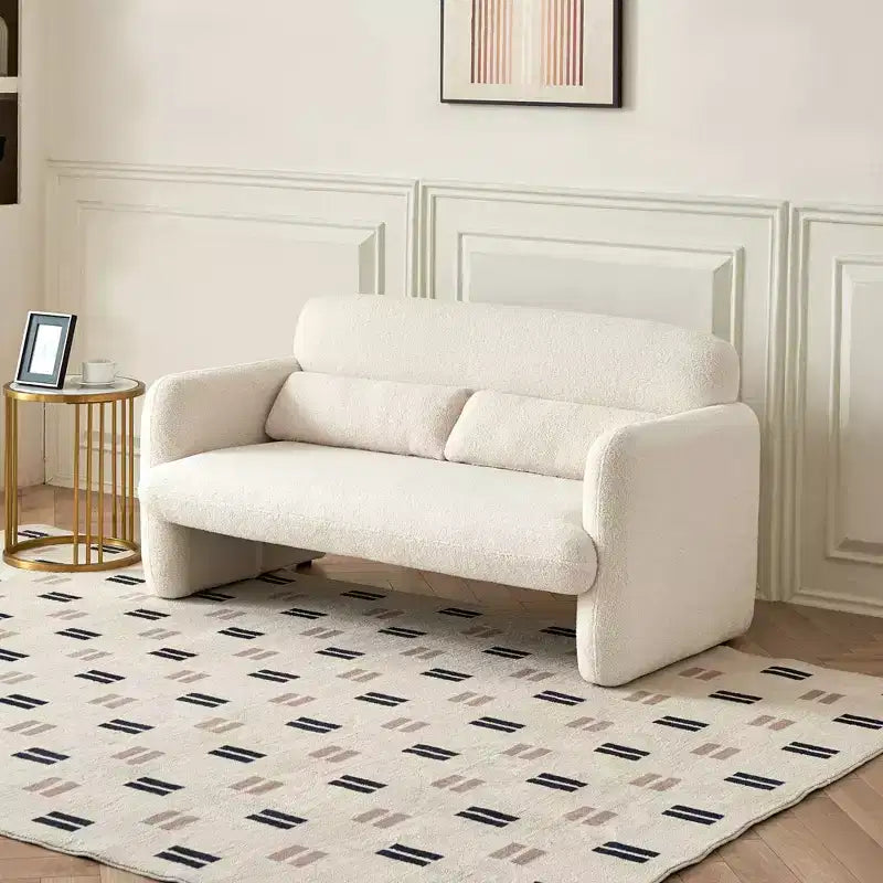Divanetto moderno MAYEERTY in tessuto agnello con struttura in legno massello e cuscini decorativi inclusi