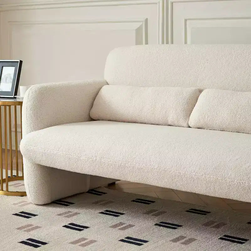 Divanetto moderno MAYEERTY in tessuto agnello con struttura in legno massello e cuscini decorativi inclusi
