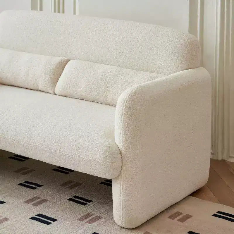 Divanetto moderno MAYEERTY in tessuto agnello con struttura in legno massello e cuscini decorativi inclusi