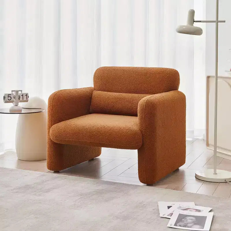 Divanetto moderno MAYEERTY in tessuto agnello con struttura in legno massello e cuscini decorativi inclusi