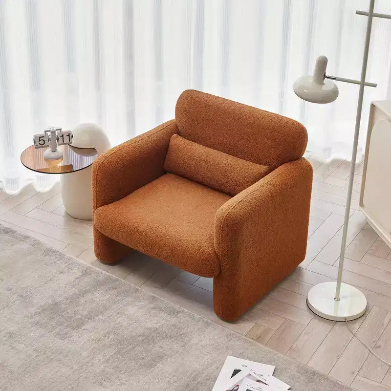 Divanetto moderno MAYEERTY in tessuto agnello con struttura in legno massello e cuscini decorativi inclusi