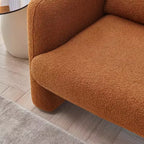 Divanetto moderno MAYEERTY in tessuto agnello con struttura in legno massello e cuscini decorativi inclusi