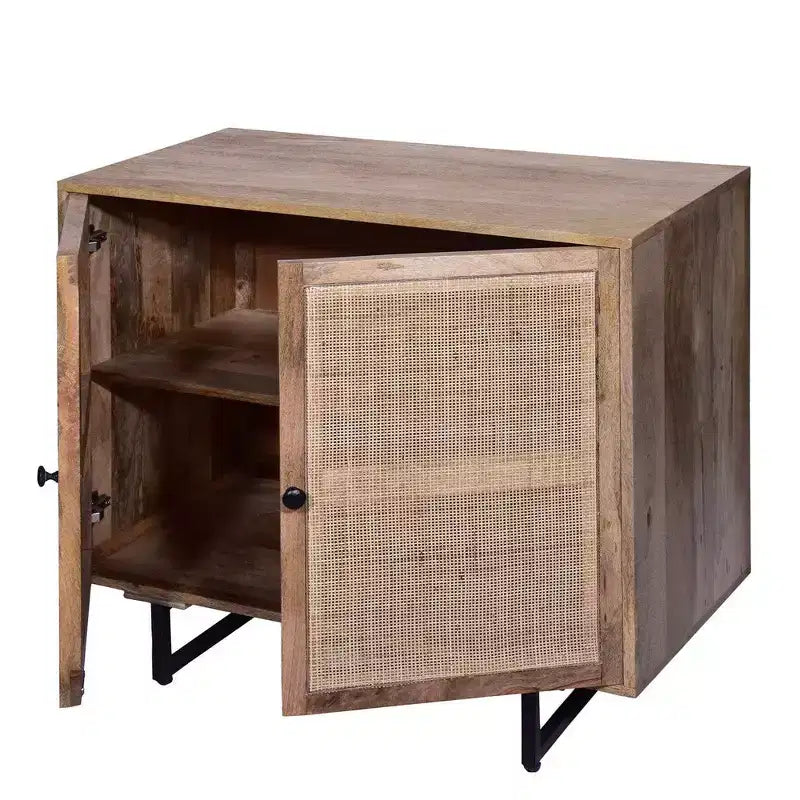 Mobiletto accentato Royal Hampton da 35 pollici, fatto a mano, con 2 ante in rattan a rete, gambe in ferro nero, struttura in legno di mango