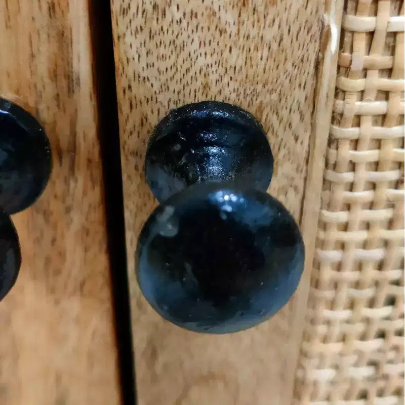 Mobiletto accentato Royal Hampton da 35 pollici, fatto a mano, con 2 ante in rattan a rete, gambe in ferro nero, struttura in legno di mango
