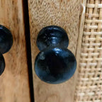 Mobiletto accentato Royal Hampton da 35 pollici, fatto a mano, con 2 ante in rattan a rete, gambe in ferro nero, struttura in legno di mango