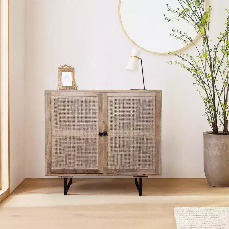 Mobiletto accentato Royal Hampton da 35 pollici, fatto a mano, con 2 ante in rattan a rete, gambe in ferro nero, struttura in legno di mango