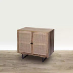 Mobiletto accentato Royal Hampton da 35 pollici, fatto a mano, con 2 ante in rattan a rete, gambe in ferro nero, struttura in legno di mango