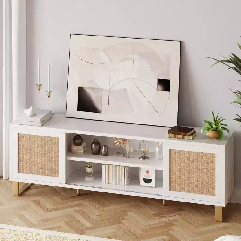 Meuble TV moderne de 165 cm avec finition en rotin et marbre - Meuble de divertissement blanc et doré avec portes de rangement et étagères