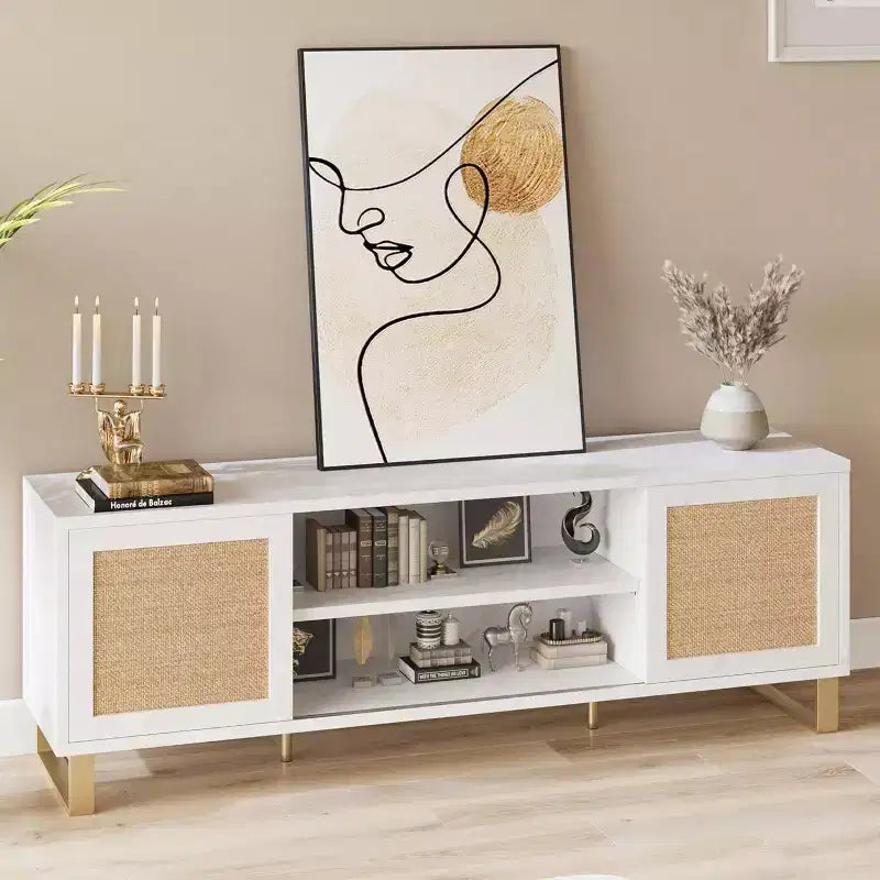Meuble TV moderne de 165 cm avec finition en rotin et marbre - Meuble de divertissement blanc et doré avec portes de rangement et étagères
