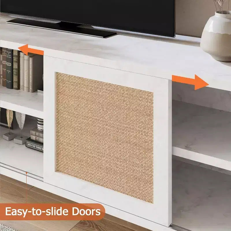 Meuble TV moderne de 165 cm avec finition en rotin et marbre - Meuble de divertissement blanc et doré avec portes de rangement et étagères