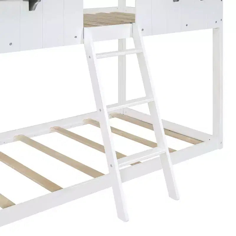 Letto a castello in legno con tetto, finestra, ringhiera, scaletta