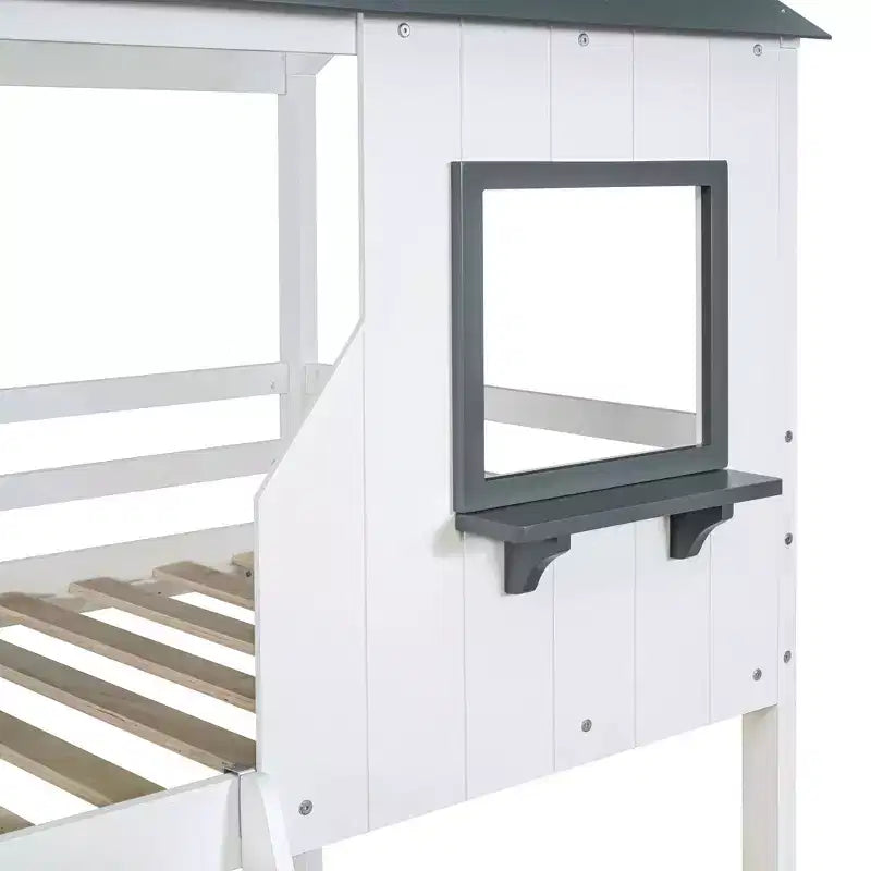 Letto a castello in legno con tetto, finestra, ringhiera, scaletta