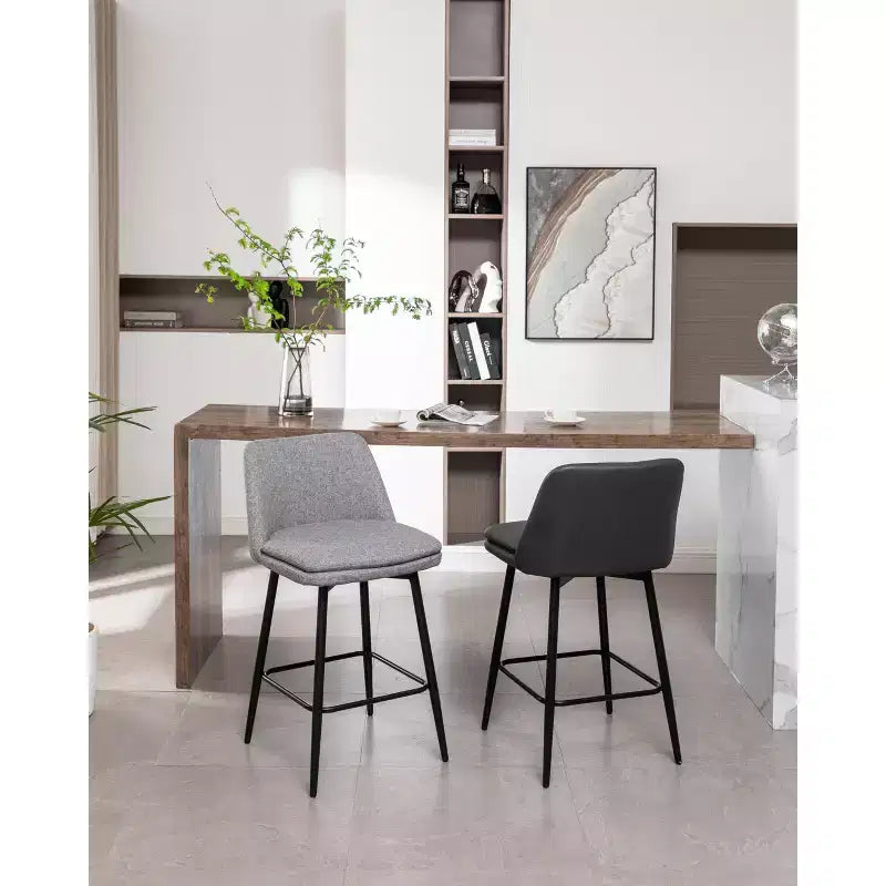 MAYEERTY Set di 2 sgabelli da bar girevoli ad altezza bancone, rotazione a 360°, imbottiti, altezza seduta 65 cm, similpelle grigia per isola cucina o pub