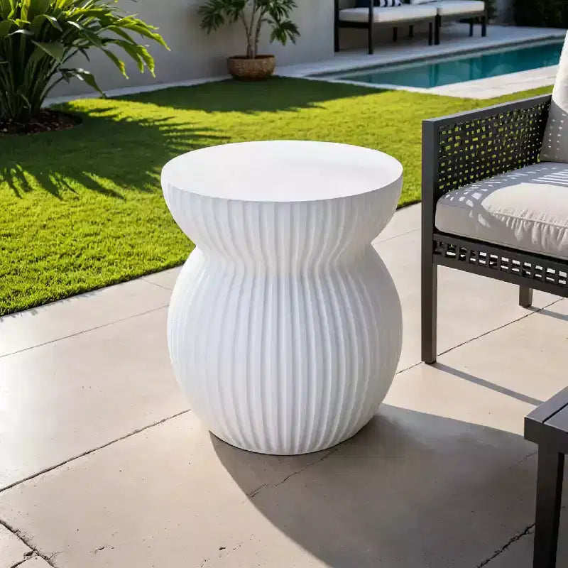 LeisureMod Mander Tavolino d'Appoggio Moderno Scanalato - Tavolino Laterale a Clessidra in Fiberstone