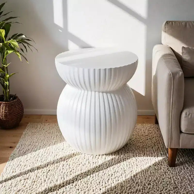 LeisureMod Mander Tavolino d'Appoggio Moderno Scanalato - Tavolino Laterale a Clessidra in Fiberstone