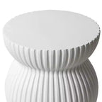LeisureMod Mander Tavolino d'Appoggio Moderno Scanalato - Tavolino Laterale a Clessidra in Fiberstone
