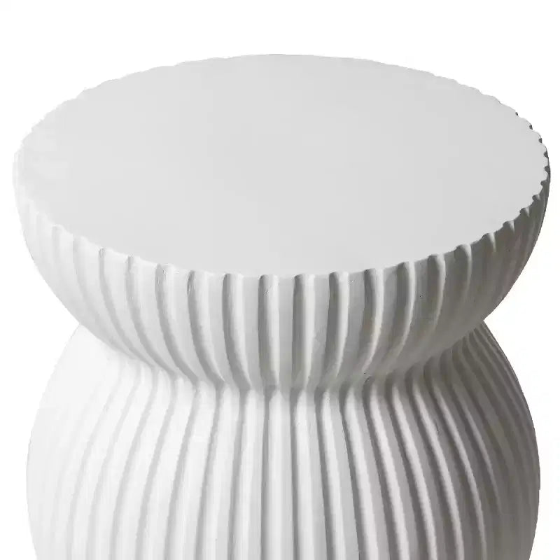LeisureMod Mander Tavolino d'Appoggio Moderno Scanalato - Tavolino Laterale a Clessidra in Fiberstone