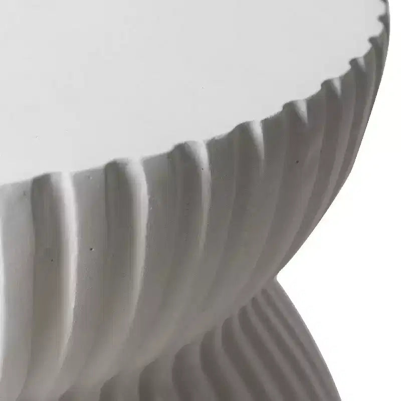 LeisureMod Mander Tavolino d'Appoggio Moderno Scanalato - Tavolino Laterale a Clessidra in Fiberstone