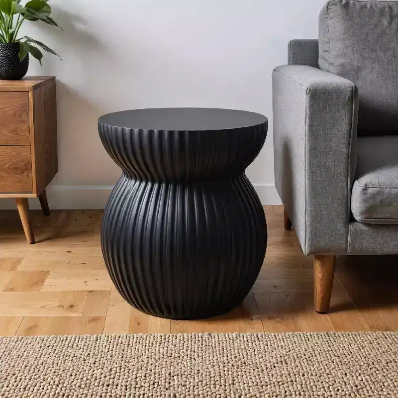 LeisureMod Mander Tavolino d'Appoggio Moderno Scanalato - Tavolino Laterale a Clessidra in Fiberstone