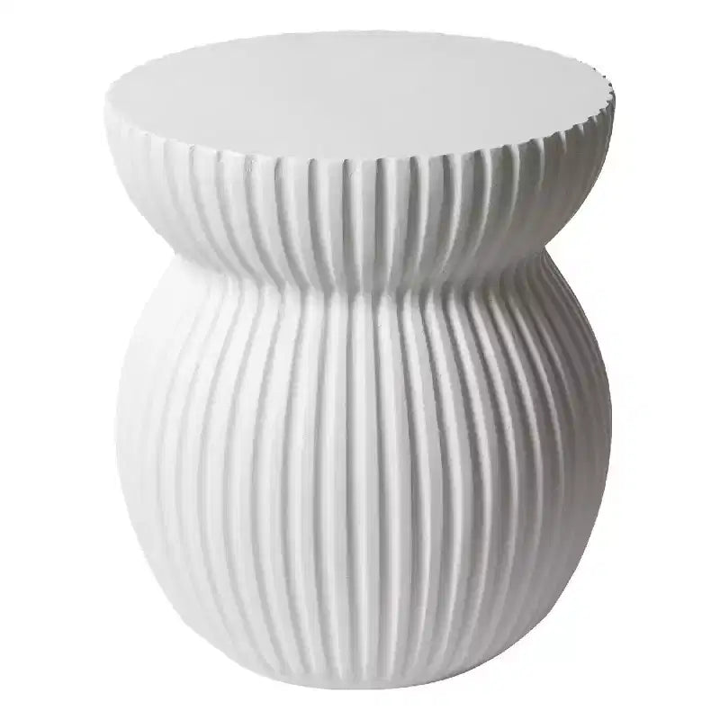 LeisureMod Mander Tavolino d'Appoggio Moderno Scanalato - Tavolino Laterale a Clessidra in Fiberstone