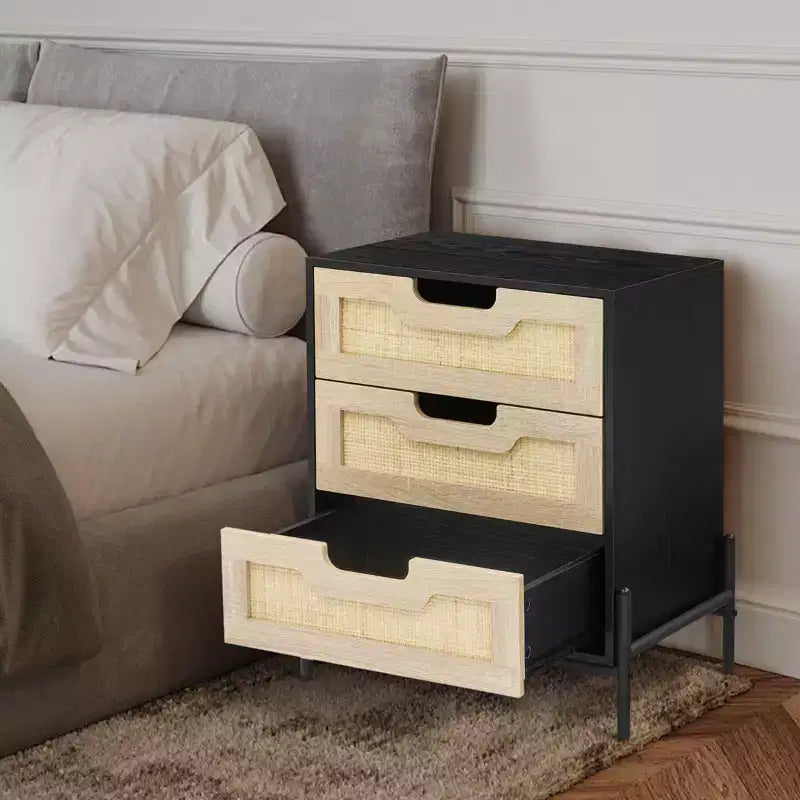 Table de chevet en rotin avec 3 tiroirs, table d'appoint compacte de 48 cm pour petits espaces - Bois composite et cadre en acier