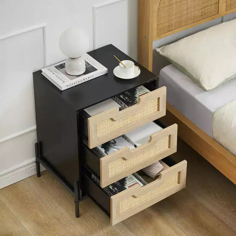 Table de chevet en rotin avec 3 tiroirs, table d'appoint compacte de 48 cm pour petits espaces - Bois composite et cadre en acier