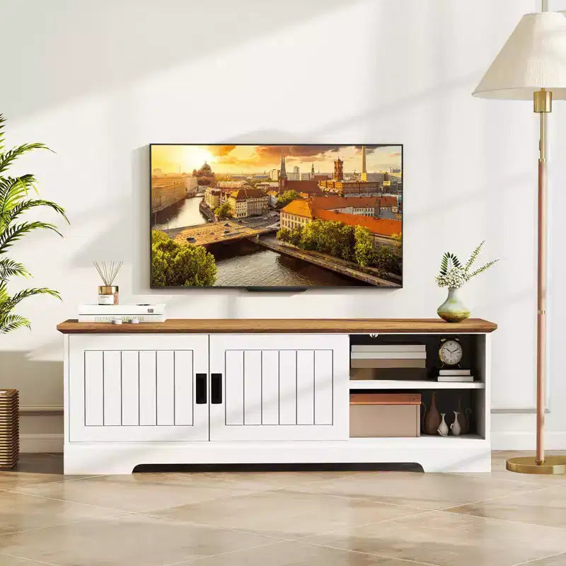 Meuble TV Costway de style rustique pour téléviseurs jusqu'à 65 pouces avec portes coulissantes et rangements.