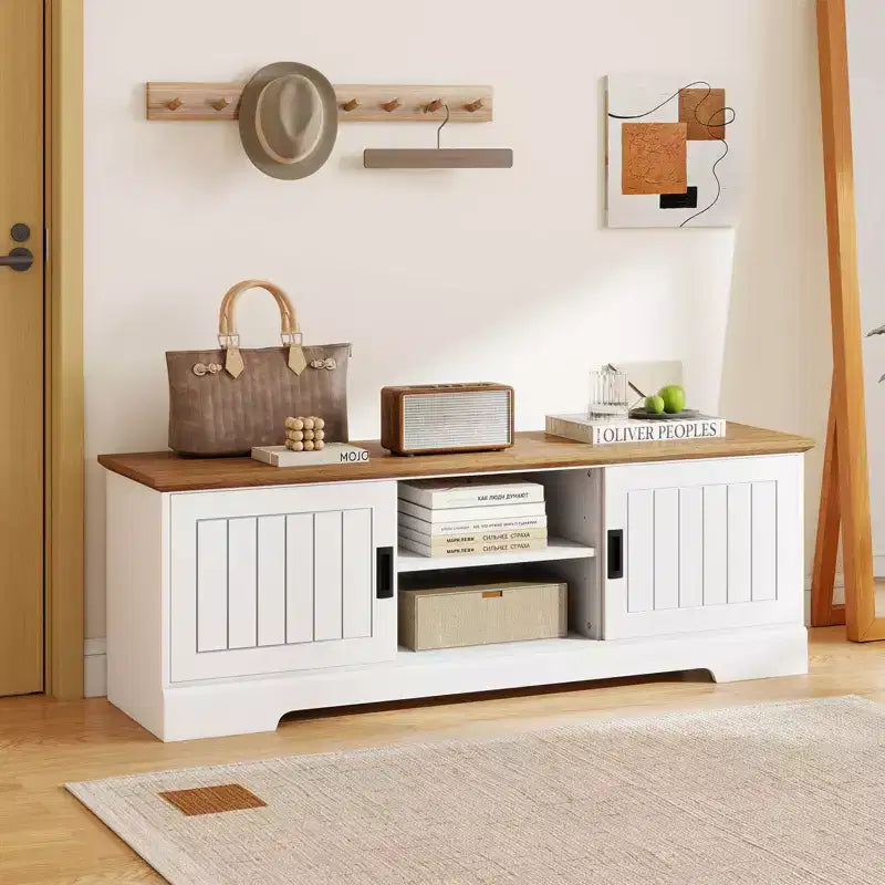 Meuble TV Costway de style rustique pour téléviseurs jusqu'à 65 pouces avec portes coulissantes et rangements.