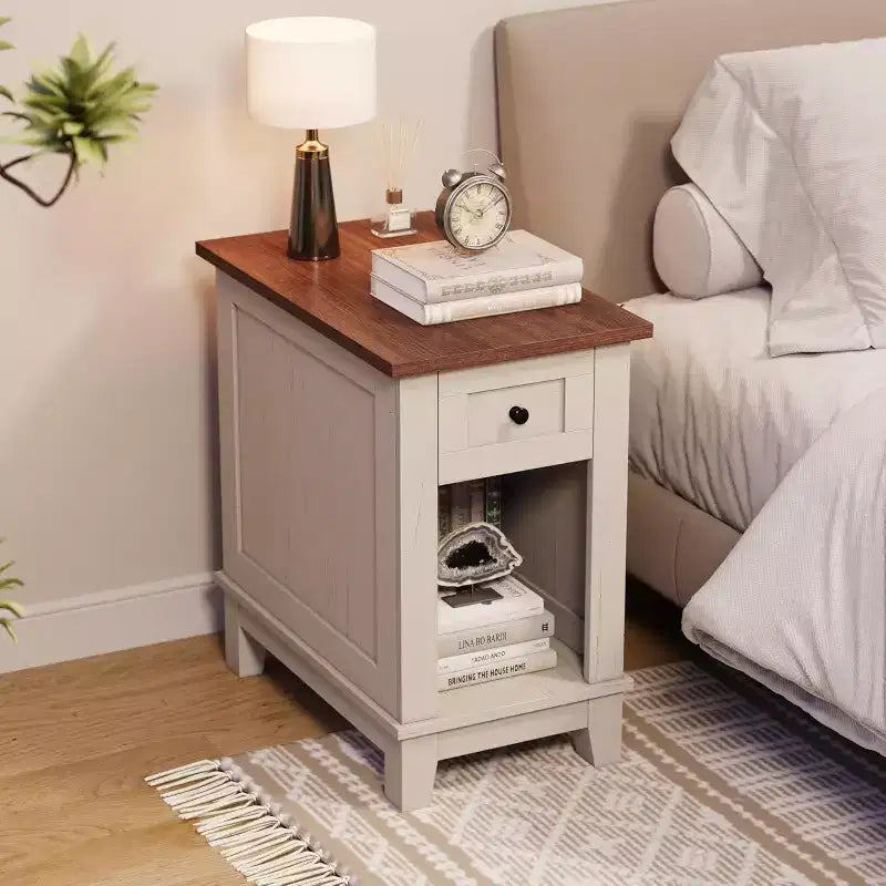 Table d'appoint de style rustique Acekool avec station de recharge et tiroir de rangement, table d'appoint blanche et marron pour salon et chambre à coucher