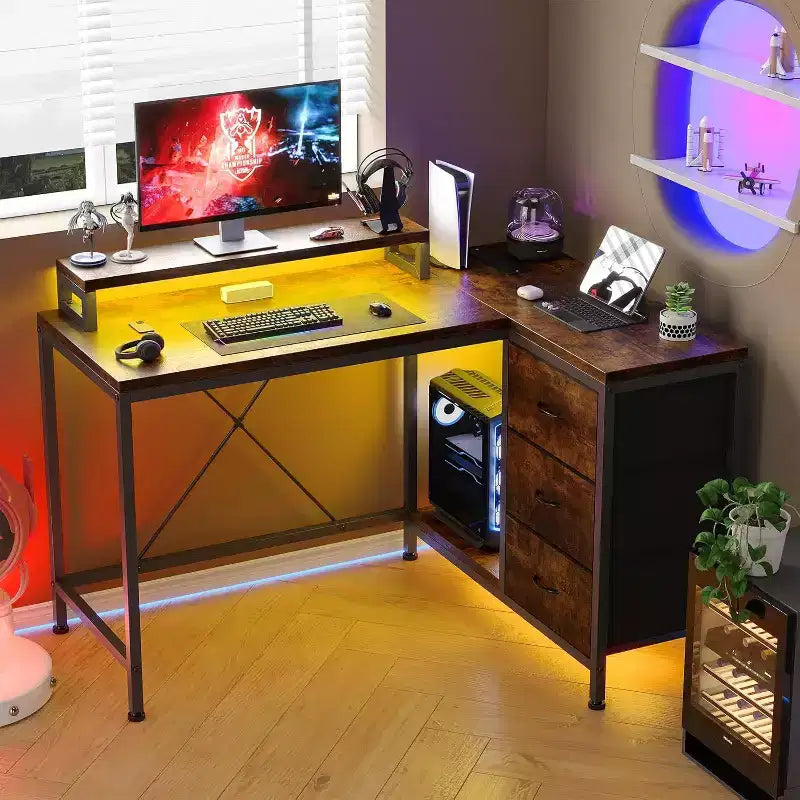 Scrivania da gioco Acekool a L con luci a LED, prese di corrente, cassetti e ripiani, scrivania ad angolo per ufficio domestico, nera