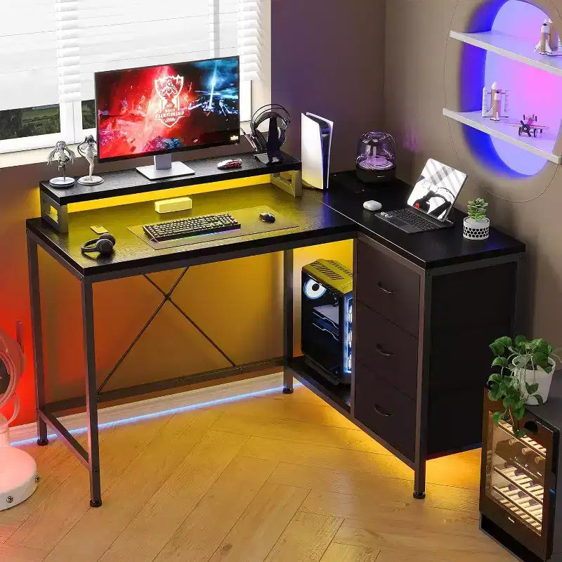 Scrivania da gioco Acekool a L con luci a LED, prese di corrente, cassetti e ripiani, scrivania ad angolo per ufficio domestico, nera