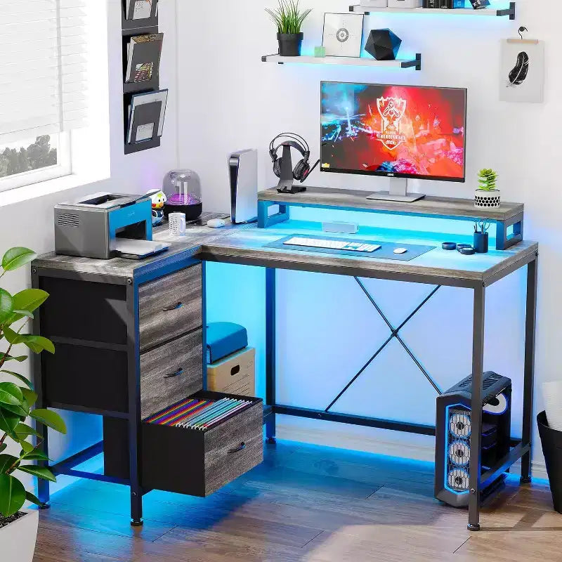 Scrivania da gioco Acekool a L con luci a LED, prese di corrente, cassetti e ripiani, scrivania ad angolo per ufficio domestico, nera