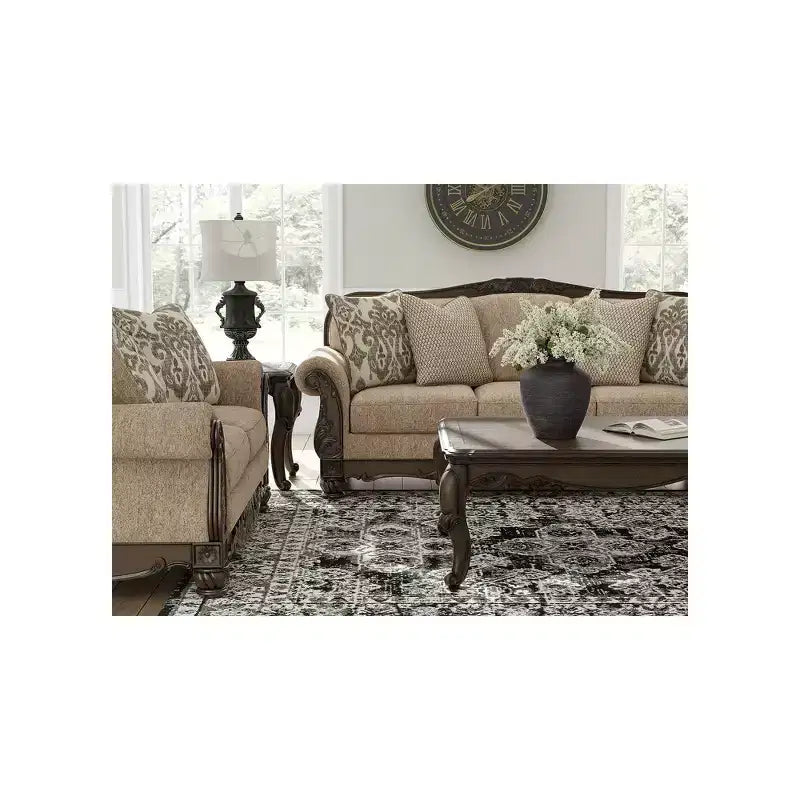 Tavolino da caffè Maylee di Signature Design by Ashley con finitura marrone scuro e gambe a cabriole