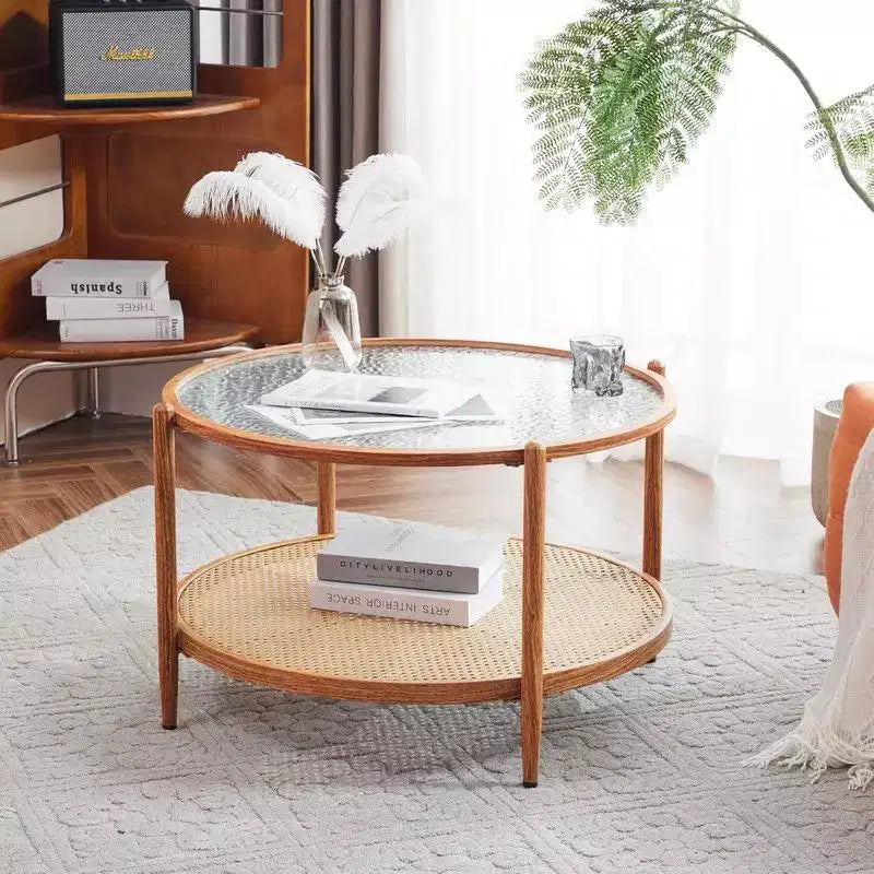 Tavolino da caffè con piano in vetro rotondo a doppio strato con motivo a increspature d'acqua e rattan in PE abbinato a struttura in ferro con venature del legno a trasferimento termico