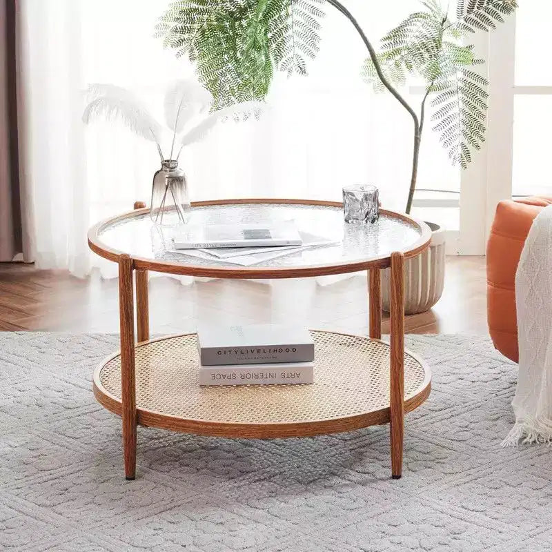 Tavolino da caffè con piano in vetro rotondo a doppio strato con motivo a increspature d'acqua e rattan in PE abbinato a struttura in ferro con venature del legno a trasferimento termico