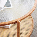 Tavolino da caffè con piano in vetro rotondo a doppio strato con motivo a increspature d'acqua e rattan in PE abbinato a struttura in ferro con venature del legno a trasferimento termico