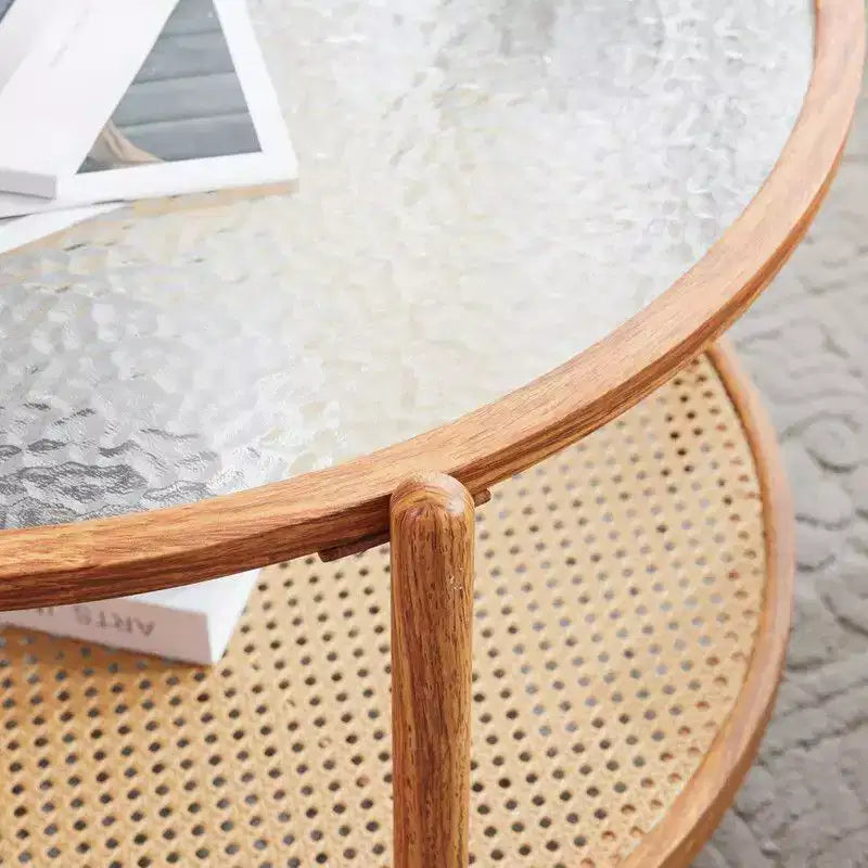 Tavolino da caffè con piano in vetro rotondo a doppio strato con motivo a increspature d'acqua e rattan in PE abbinato a struttura in ferro con venature del legno a trasferimento termico