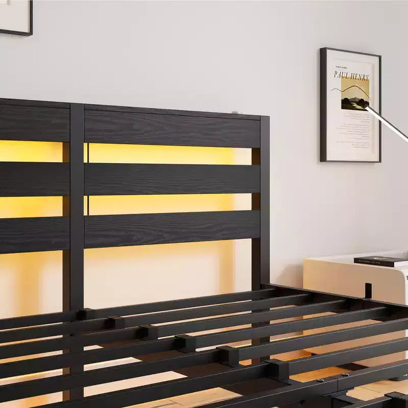 MAYEERTY Letto Matrimoniale Queen Size con Testiera in Legno e Metallo Nero, Luci RGB, Caricatore, Mensola portaoggetti, Silenzioso, Non Richiede Rete a Molle