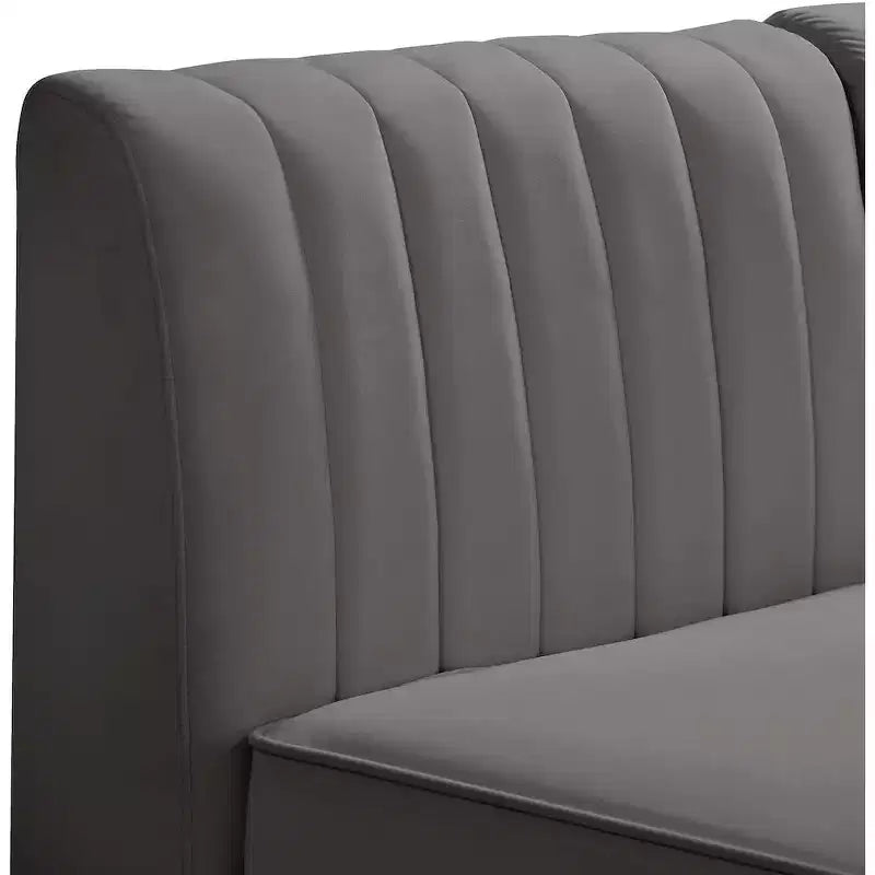 Meridian Furniture, divano componibile Alina in velluto