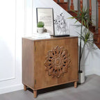Mobiletto contenitore Okak Accent con intaglio floreale a mano e 2 ante in legno, mobiletto d'ingresso per soggiorno, cucina, marrone