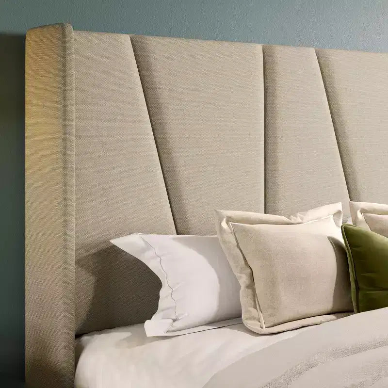 Struttura letto a piattaforma con testiera geometrica ad ali, letto moderno imbottito con supporto a doghe in legno, nessun box spring necessario, facile montaggio