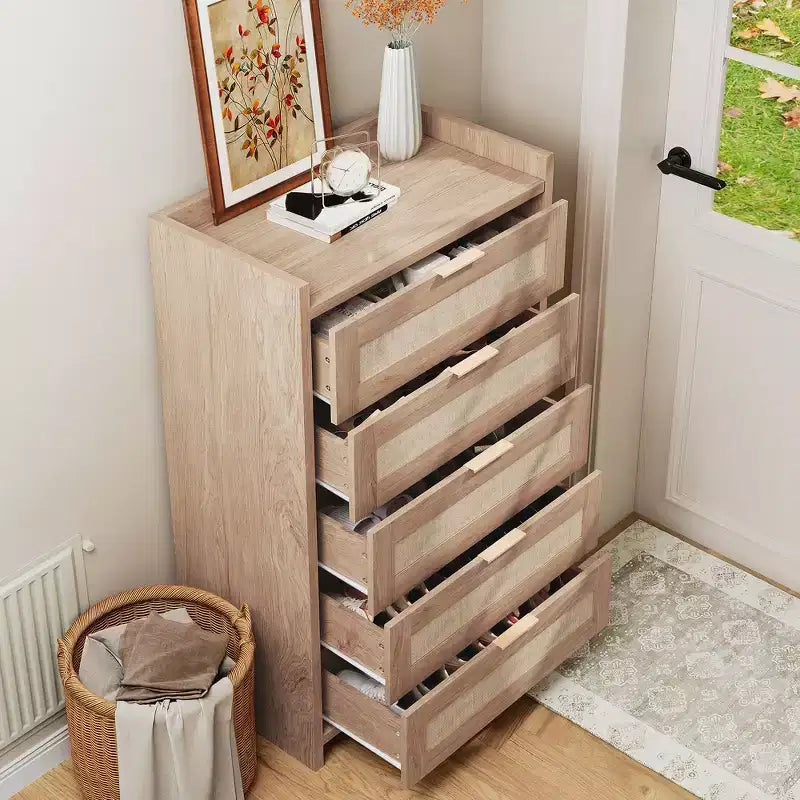 Cassettiera a 5 cassetti per camera da letto, Comodino in rattan e legno con maniglie dorate, Cassettiera da armadio alta 45 pollici, Organizer cassettiera per corridoio