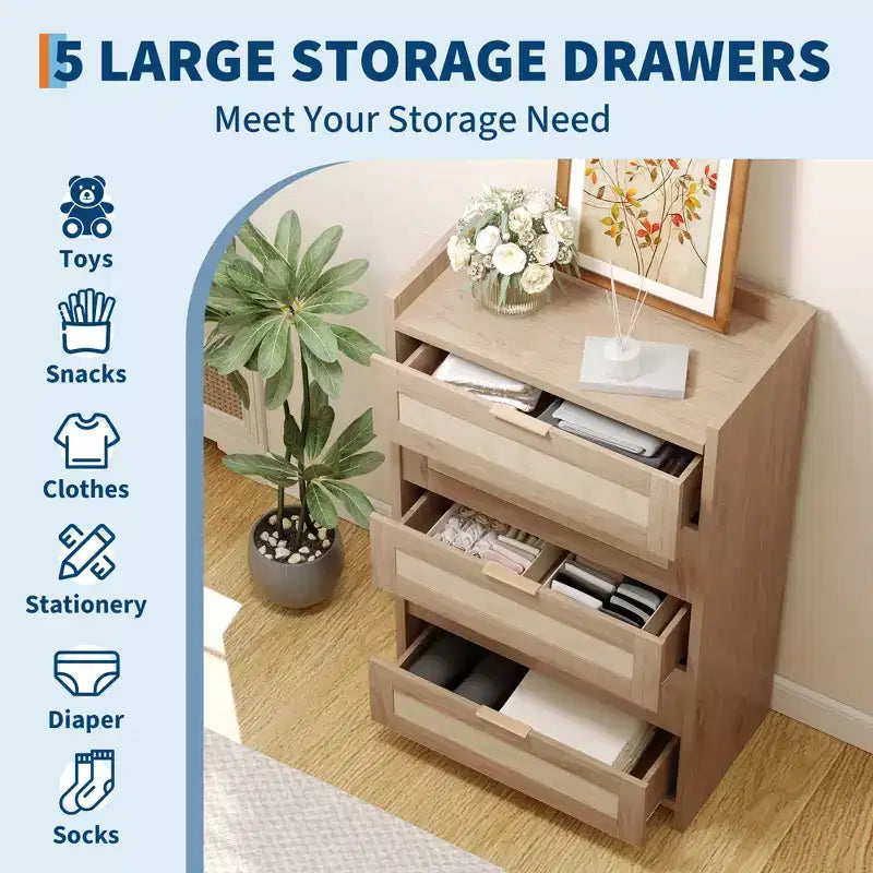 Cassettiera a 5 cassetti per camera da letto, Comodino in rattan e legno con maniglie dorate, Cassettiera da armadio alta 45 pollici, Organizer cassettiera per corridoio