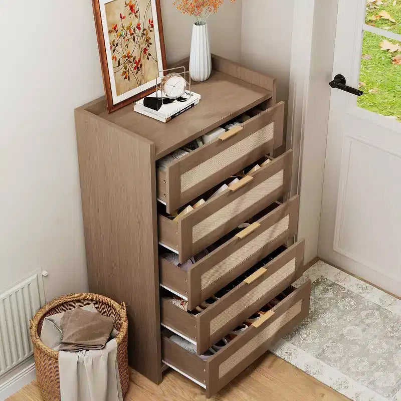 Cassettiera a 5 cassetti per camera da letto, Comodino in rattan e legno con maniglie dorate, Cassettiera da armadio alta 45 pollici, Organizer cassettiera per corridoio