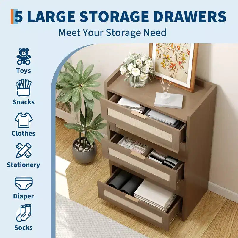 Cassettiera a 5 cassetti per camera da letto, Comodino in rattan e legno con maniglie dorate, Cassettiera da armadio alta 45 pollici, Organizer cassettiera per corridoio