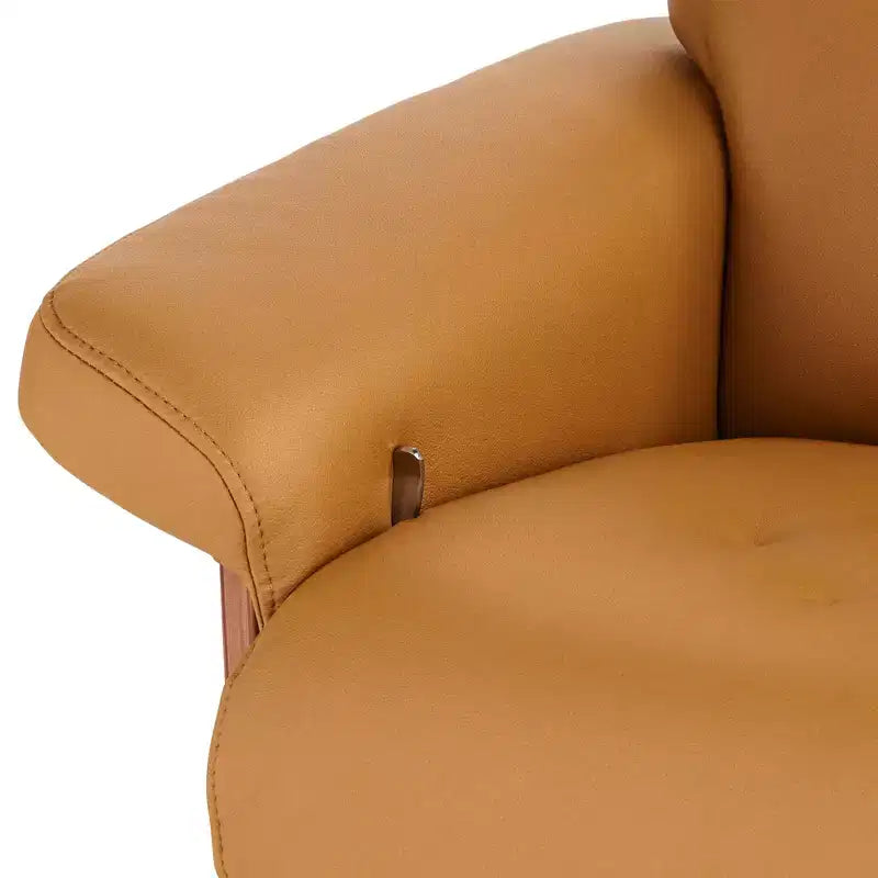 Poltrona reclinabile moderna BenchMaster Malibu in similpelle color cognac con pouf poggiapiedi, reclinazione manuale confortevole per camera da letto